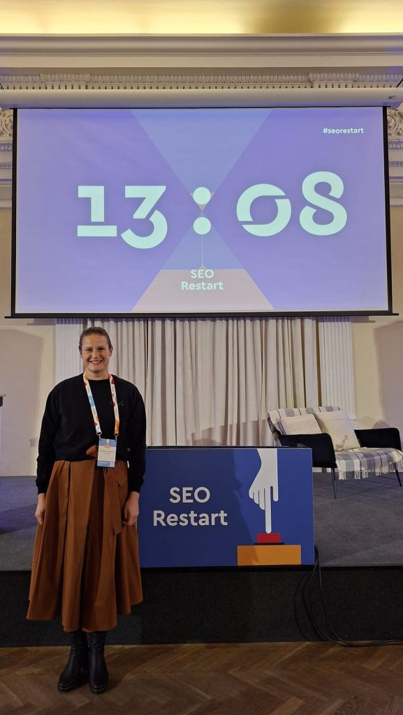 SEO Restart 2026: AI viditelnost stojí na zmínkách značky, technickém SEO a poctivém měření 4 Kateřina Hubáčková z Digihoodu na konferenci SEO Restart 2026
