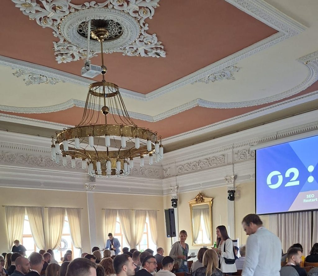 SEO Restart 2026: AI viditelnost stojí na zmínkách značky, technickém SEO a poctivém měření 1 Sál Pivovaru Staropramen během konference SEO Restart 2026